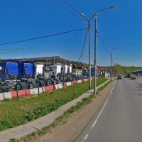 Стоянка грузовых автомобилей возле Киевского шоссе