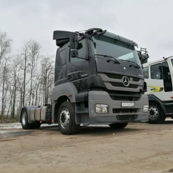 Стоянка грузовых автомобилей около Москвы